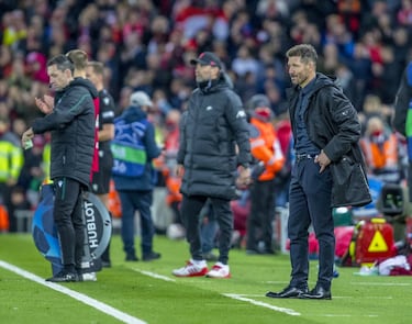 Klopp dejó claro hace unos años que no le gustaba el estilo de juego del Atlético. Al técnico argentino tampoco le gustan las críticas que hizo el alemán al fútbol del Atlético en 2020 en las dos últimas temporadas. “Como entrenador que soy tengo códigos y no hablo de la forma de jugar de otros equipos”, deslizó el argentino, pero se la guardó. Precisamente, en el último partido entre Liverpool y Atlético, en el Wanda, el Cholo evitó saludar al entrenador alemán antes y después del partido. En la rueda de prensa, el argentino intentó justificar lo que había pasado, el alemán mostró indiferencia. Este es un nuevo capítulo, pero seguramente no el último.