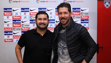 El pr&iacute;ncipe de Johor, junto a Simeone.