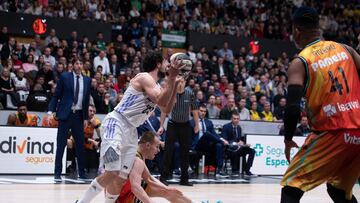 Sergio Llull, base del Real Madrid, se lesiona la rodilla izquierda tras caerle encima Klemen Prepelic, escolta del Valencia.