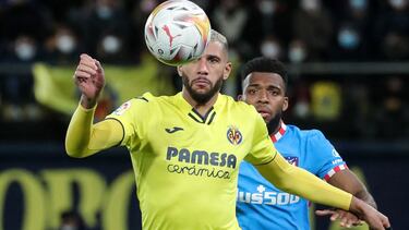 Villarreal's French midfielder Etienne Capoue eyes the ball in front of Atletico Madrid's French midfielder Thomas Lemar during the Spanish league football match between Villarreal CF and Club Atletico de Madrid at La Ceramica stadium in Vila-re