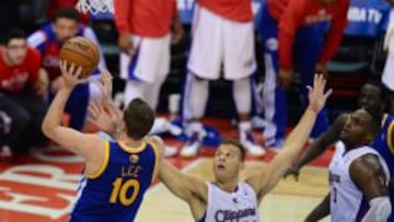 David Lee lanza ante Blake Griffin.