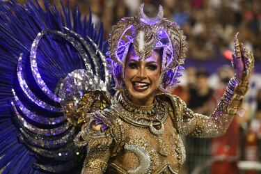 Una participante de la escuela Mocidade Alegre actúa durante el desfile de Carnaval en el Sambódromo Anhembi en Sao Paulo.