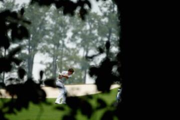 Matias Dominguez (L) y Hideki Matsuyama (2nd L) durante las prácticas del Masters de Augusta. 