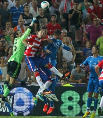 Segunda jornada Liga Bbva. Granada - Real Madrid. Despeje de Diego López.
