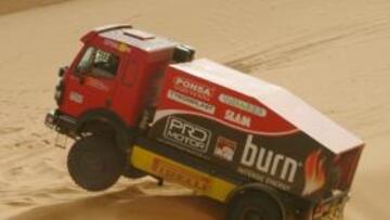 <b>BESTIAS DEL DESIERTO. </b>Los camiones son los gigantes de los raids. Sirven de asistencia a otros vehículos de competición, pero también tienen su propia carrera.