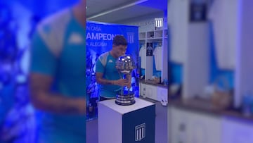 En el vestuario del Cilindro de Avellaneda, el plantel de Racing celebró su título con una sesión especial junto al trofeo que inmortalizó la alegría del equipo.