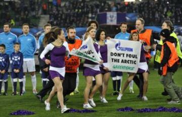 Austria Viena-Zenit. Activistas de Greenpeace antes del partido.