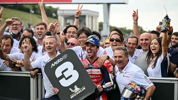 Mir celebrando el tercero de Japón con su equipo.