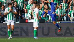 Bellerín y Guardado lamentan el gol del Getafe.