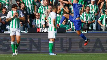 Bellerín y Guardado lamentan el gol del Getafe.