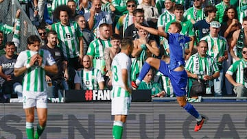Beller¨ªn y Guardado lamentan el gol del Getafe.