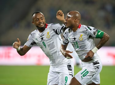 Hijos de la leyenda Abedi Pelé, los hermanos Ayew han sido claves en la delantera de la selección ghanesa. El mayor de ellos y ya retirado, André, ganó el Mundial sub-20 y jugó la Copa del Mundo de 2010 donde Ghana realizó la mejor participación de su historia. Sin embargo, en clubes de Inglaterra y Francia han tenido carreras correctas, pero sin acercarse al peso que tuvieron con su país.
