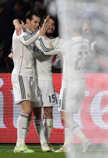 Los jugadores del Real Madrid felicitan al galés Gareth Bale  tras marcar el segundo gol ante San Lorenzo, durante la final del Mundial de Clubes que están disputando esta noche en el Gran Estadio de Marrakech, en Marruecos.