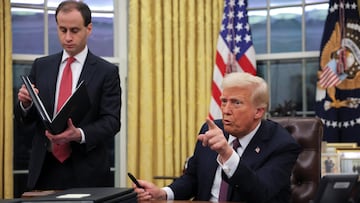 U.S. President Donald Trump gestures on the day he signs pardons for January 6 defendants in the Oval Office at the White House on Inauguration Day in Washington, U.S., January 20, 2025. REUTERS/Carlos Barria
