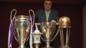 Lorenzo Sanz, en una foto de archivo, posa con algunos de los t&iacute;tulos que conquist&oacute; con el Real Madrid.