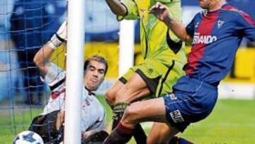 <b>DURA BATALLA. </b>Manolo Reina evitó con sus intervenciones que los tres puntos se quedaran en tierras vascas.