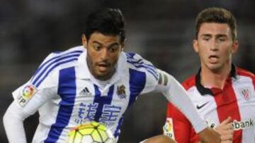 Carlos Vela controla el esf&eacute;rico en el derby ante el Athletic de Bilbao correspondiente a la jornada 6 de la actual temporada que termin&oacute; 0-0.