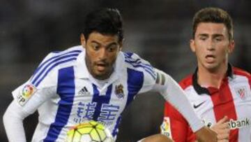 Carlos Vela controla el esférico en el derby ante el Athletic de Bilbao correspondiente a la jornada 6 de la actual temporada que terminó 0-0.