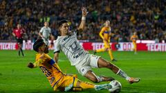 AME3761. MONTERREY (MÉXICO), 10/12/2023.- Javier Aquino (i) de Tigres disputa el balón con Jesus Molina (d) de Pumas, durante el partido de vuelta correspondiente a la semifinal del Torneo Apertura 2023, en el estadio Universitario, en Monterrey (México). EFE/ Miguel Sierra
