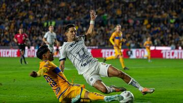 AME3761. MONTERREY (MÉXICO), 10/12/2023.- Javier Aquino (i) de Tigres disputa el balón con Jesus Molina (d) de Pumas, durante el partido de vuelta correspondiente a la semifinal del Torneo Apertura 2023, en el estadio Universitario, en Monterrey (México). EFE/ Miguel Sierra