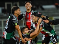 Futbol, Palestino vs Cobresal.
Fecha 6, Liga de Primera 2026.
El jugador de Palestino Julian Fernandez, abajo al centro, celebra con sus companeros tras marcar un gol contra Cobresal durante el partido de primera primera division disputado en el estadio La Cisterna de Santiago, Chile.
08/03/2026
Andres Pina/Photosport
Football, Palestino vs Cobresal.
6th turn, 2026 First Division League.
Palestino player Julian Fernandez, down center, celebrates with teammates after scoring against Cobresal during a first division match at La Cisterna stadium in Santiago, Chile.
08/03/2026
Andres Pina/Photosport
