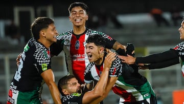 Futbol, Palestino vs Cobresal.
Fecha 6, Liga de Primera 2026.
El jugador de Palestino Julian Fernandez, abajo al centro, celebra con sus companeros tras marcar un gol contra Cobresal durante el partido de primera primera division disputado en el estadio La Cisterna de Santiago, Chile.
08/03/2026
Andres Pina/Photosport
Football, Palestino vs Cobresal.
6th turn, 2026 First Division League.
Palestino player Julian Fernandez, down center, celebrates with teammates after scoring against Cobresal during a first division match at La Cisterna stadium in Santiago, Chile.
08/03/2026
Andres Pina/Photosport