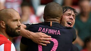 Sergi Roberto abraza a Rafinha.