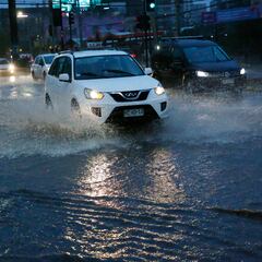 Lluvia en Santiago: Michelle Adam paraliza a todos con este pronóstico y confirma cuánto lloverá esta semana