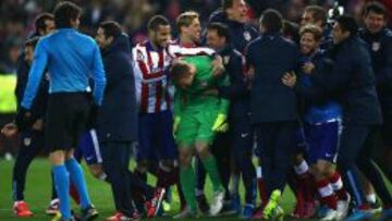 Los jugadores del Atlético felicitan a Oblak tras superar la tanda de penaltis contra el Leverkusen.