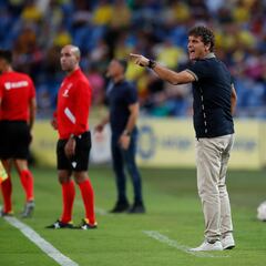 Idiakez se enroca y orilla a Karrikaburu al banquillo constante