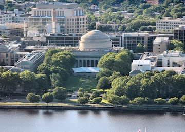 Popularmente conocido como MIT por sus iniciales en inglés. Esta prestigiosa universidad se encuentra en Cambridge (Massachusetts). Se fundó el10 de abril de 1861 y su lema es "Mente y manos". El Instituto cuenta con 76 premios Nobel entre sus egresados y profesorado.