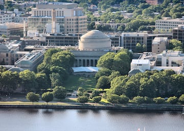 Popularmente conocido como MIT por sus iniciales en ingl¨¦s. Esta prestigiosa universidad se encuentra en Cambridge (Massachusetts). Se fund¨® el10 de abril de 1861 y su lema es "Mente y manos". El Instituto cuenta con 76 premios Nobel entre sus egresados y profesorado.