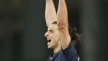 Zlatan Ibrahimovic, delantero del PSG, celebra la consecución del título liguero.