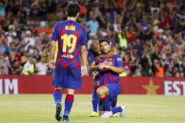 Barcelona 2-1 Arsenal | Un pase genial de Sergi Roberto a la espalda de la defensa gunner que Luis Suárez ramotó con una tijera al fondo de la red.




