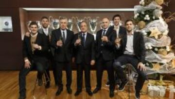 Casillas, Ramos, Ancelotti, Florentino, Laso, Llull y Reyes, en el tradicional brindis navideño.
