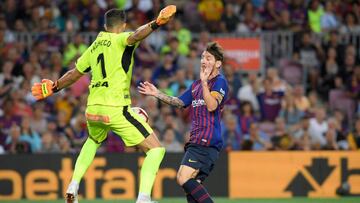 Fernando Pacheco trata de detener un disparo de Leo Messi durante el partido en el Camp Nou.