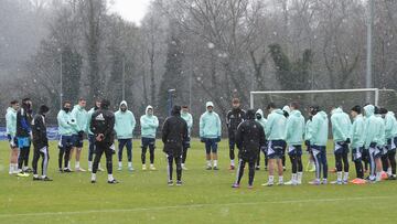 OVIEDO.(ASTURIAS), 01/03/2023.- Los jugadores y el equipo técnico del Real Oviedo guardan un minuto de silencio en El Requexón por el fallecimiento del exjugador Pelayo Novo, fallecido el pasado lunes tras ser arrollado por un tren en la capital asturiana, este miércoles en Oviedo. EFE/ Eloy Alonso