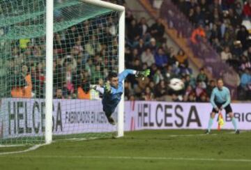 Enrique Royo inenta detener el penalti lanzado por el centrocampista del Atlético de Madrid, Saúl Ñiguez.