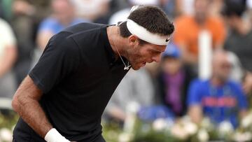 EPA2517. ROMA (ITALIA), 16/05/2018.- El tenista argentino Juan Martin del Potro reacciona ante el griego Stefanos Tsitsipas durante el partido de segunda ronda que enfrent&oacute; a ambos en el Torneo de tenis de Roma, que ambos disputan en la capital ita