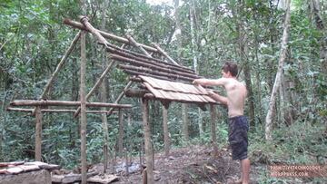 El youtuber que 'vive' en el Neolítico y hace fuego con sus manos