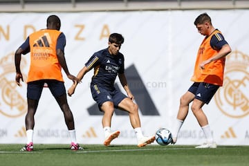 Loren Aguado, entre Valverde y Mendy, en una sesión del primer equipo.