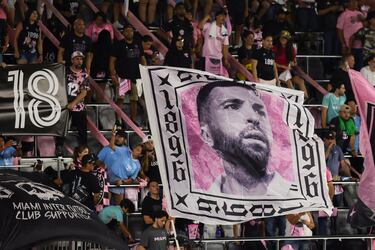 Aficionados del Inter Miami CF ondean una bandera con el rostro del defensa.
