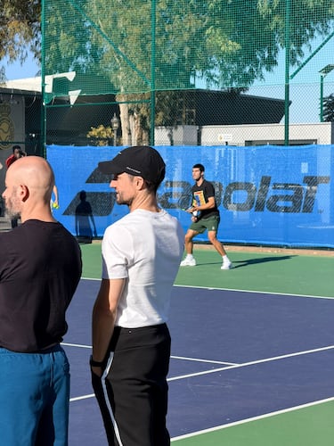 El tenista español sigue su preparación para el Open de Australia y esta vez lo ha hecho en su tierra junto a Pedro Martínez. La sesión, abierta al público, congregó a numerosos aficionados que no quisieron perderse la oportunidad de ver en acción a su ídolo en plena pretemporada.