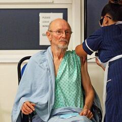 Muere William Shakespeare, el primer hombre del mundo en vacunarse contra el coronavirus