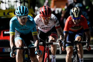 El danés Magnus Nielsen, el holandés Bauke Mollema y el español Jon Izagirre a punto de llegar a la linea de meta.