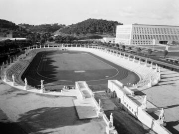 Las construcciones realizadas para albergar las pruebas eran una mezcla entre la antigüedad y la modernidad de esa década. Un ejemplo era el Estadio de Mármol, que fue mandado construir por el dictador Benito Mussolini y que cuenta con sesenta estatuas blancas que representan las diversas disciplinas olímpicas.