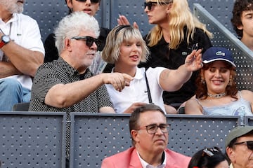 El cineasta español Pedro Almodóvar y la cantante Nathy Peluso durante la Final ATP individuales  del Mutua Madrid Open.