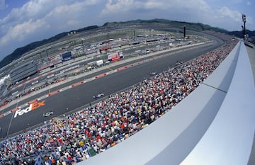 El trazado de Motegi fue inaugurado en 1997 y se compone de un óvalo y un trazado mixto de 4.800 metros que se puede descomponer en dos circuitos este y oeste, de 3.420 y 1.490 metros respectivamente. También se han disputado eventos de la  IndyCar Series entre 1999-2003 y 2005-2010, además de carreras de la NASCAR Cup Series, de la Fórmula Nippon, y todos los campeonatos de Turismos Japonés.