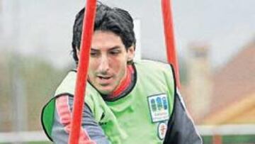 <b>ENFADADO. </b>A David Karanka no le ha gustado que el club jugara con su futuro estos últimos meses.