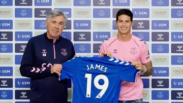 James Rodríguez junto a Carlo Ancelotti en rueda de prensa de Everton.